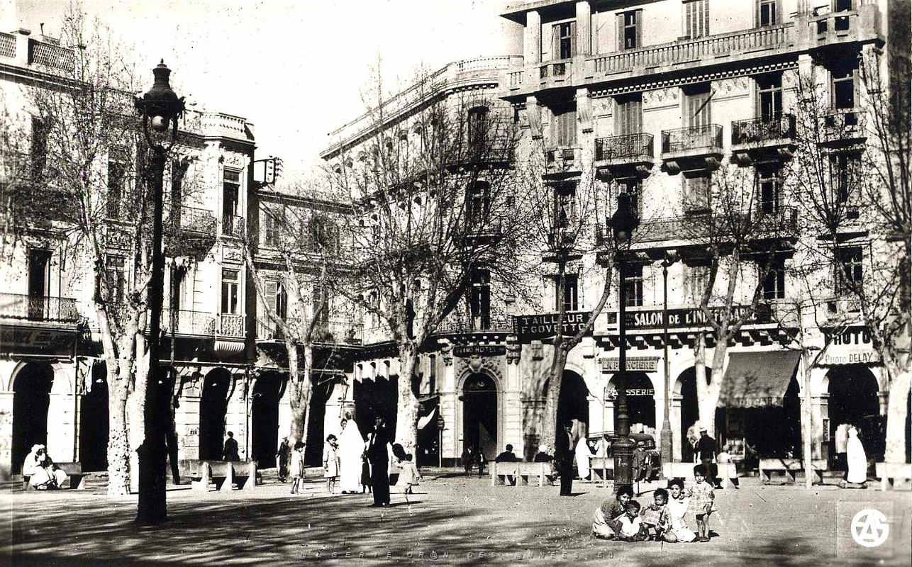 Mostaganem 507- Place Republique COLLECTION DES AMIS DE ND DE SANTA CRUZ.jpg